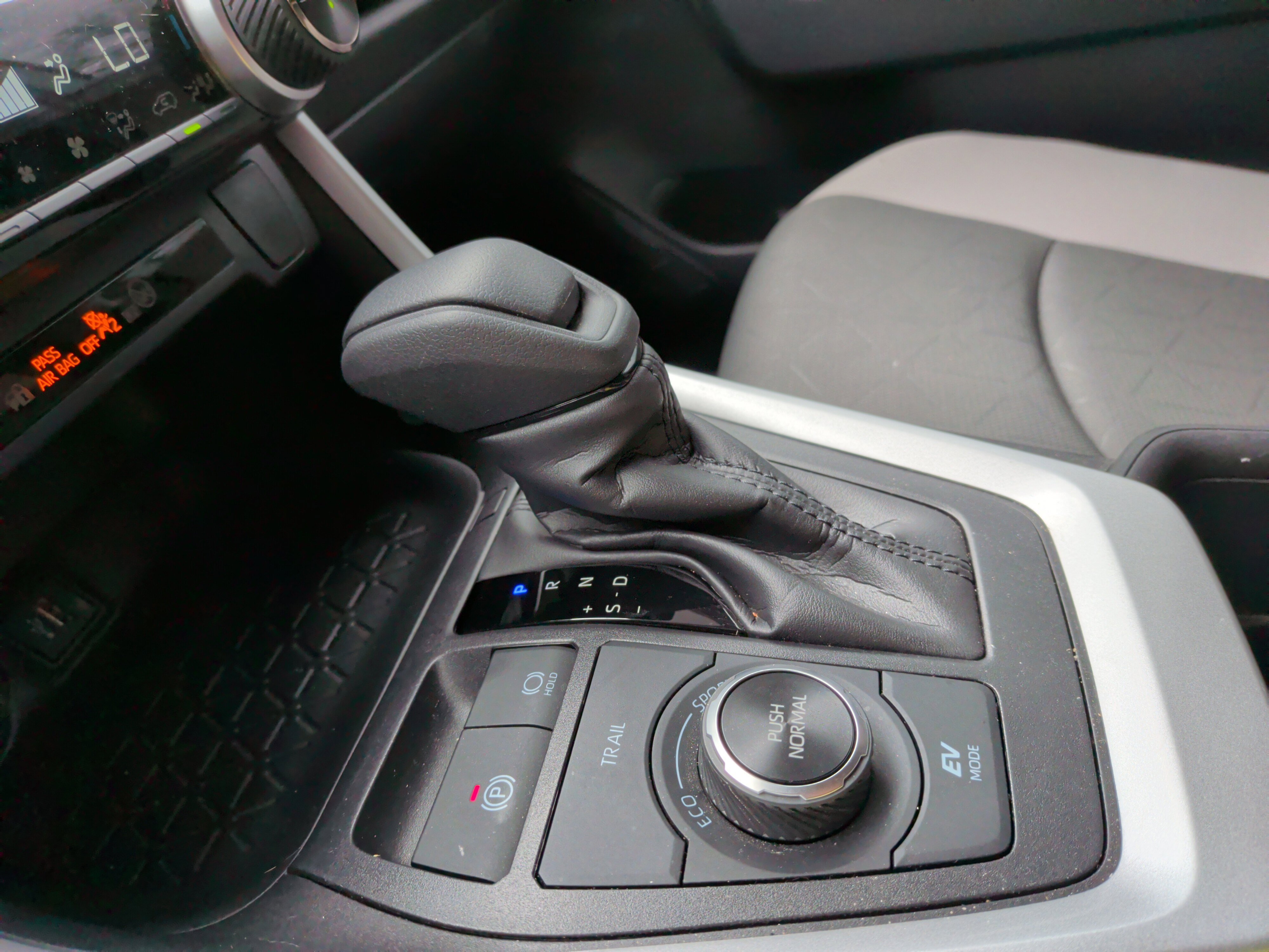 Used 2025 Toyota RAV4 XLE w/ Convenience Package image 25