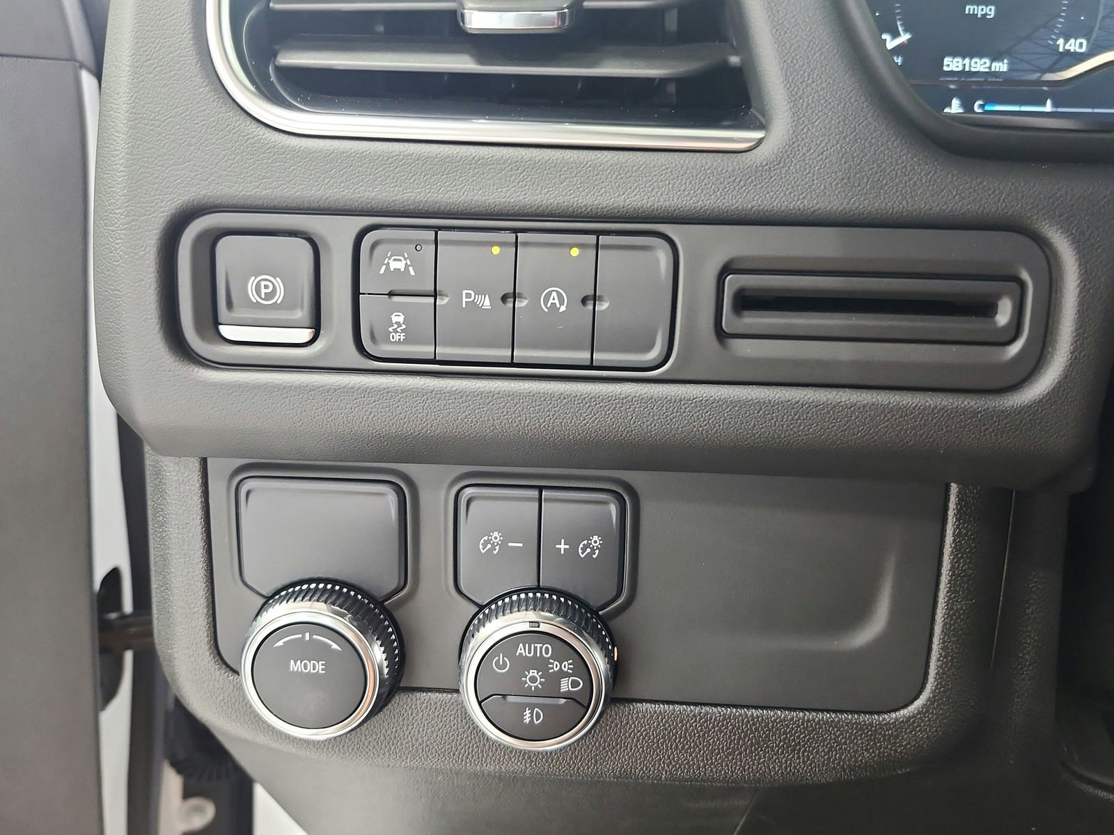 Used 2024 GMC Yukon XL SLT image 25