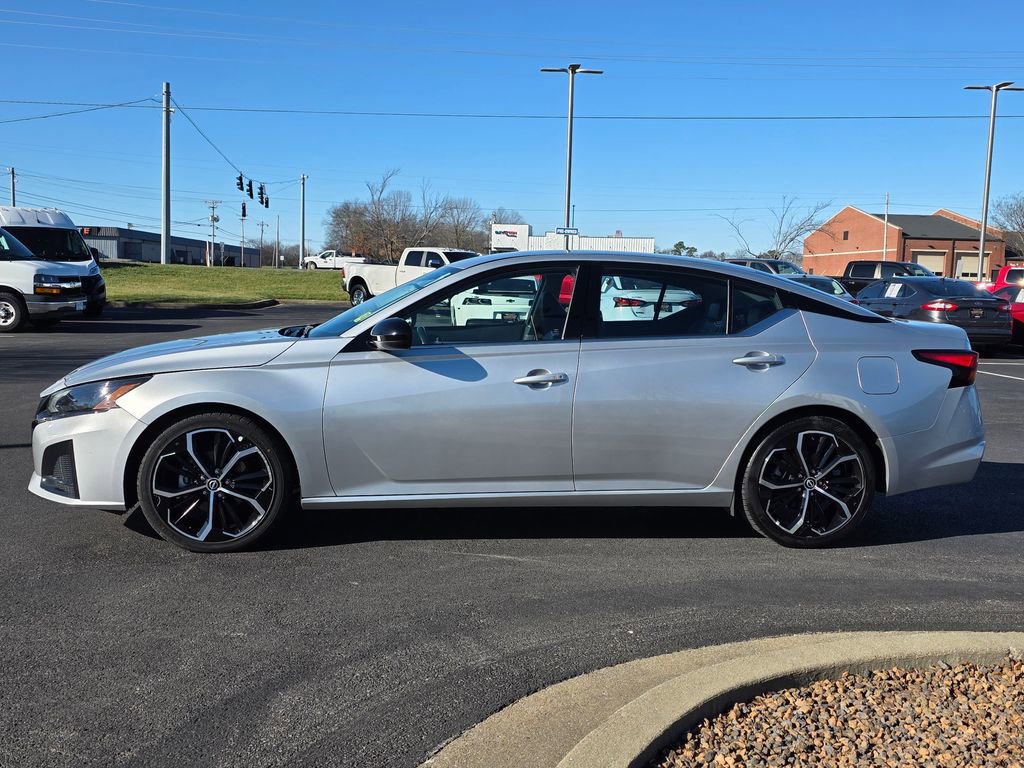 Used 2024 Nissan Altima 2.5 SR image 3