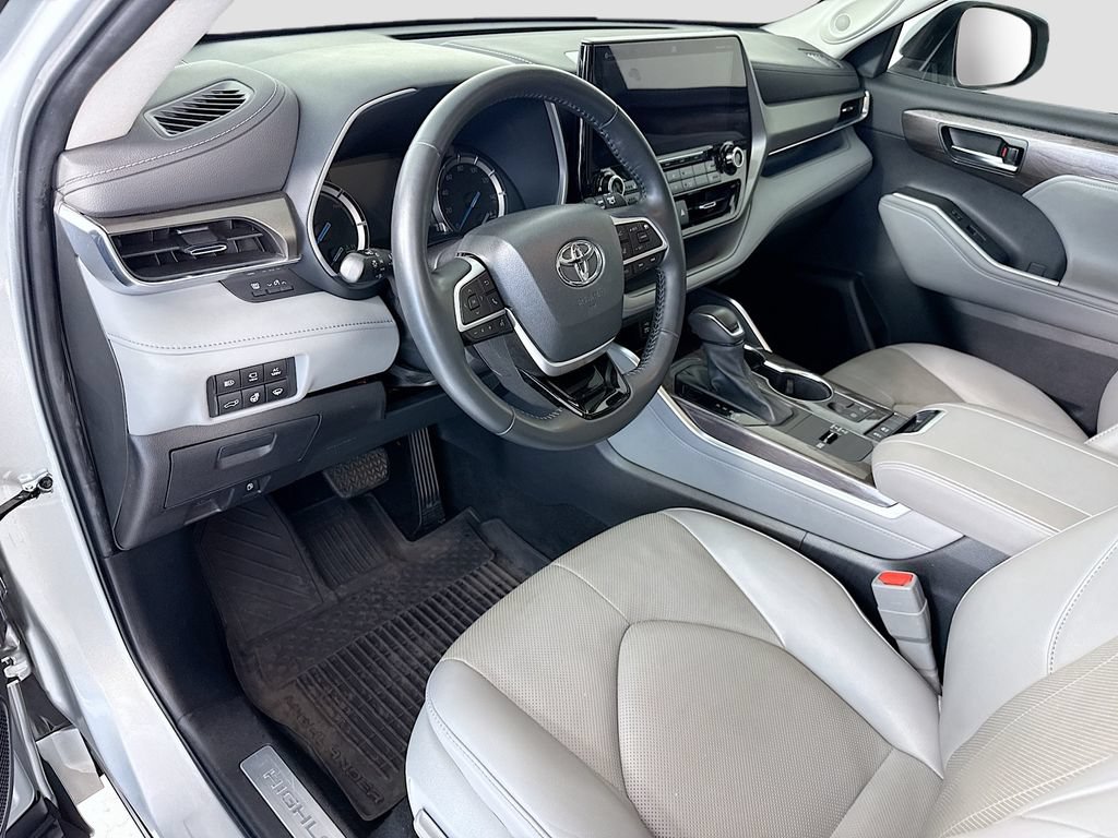 Used 2022 Toyota Highlander Limited FWD image 9
