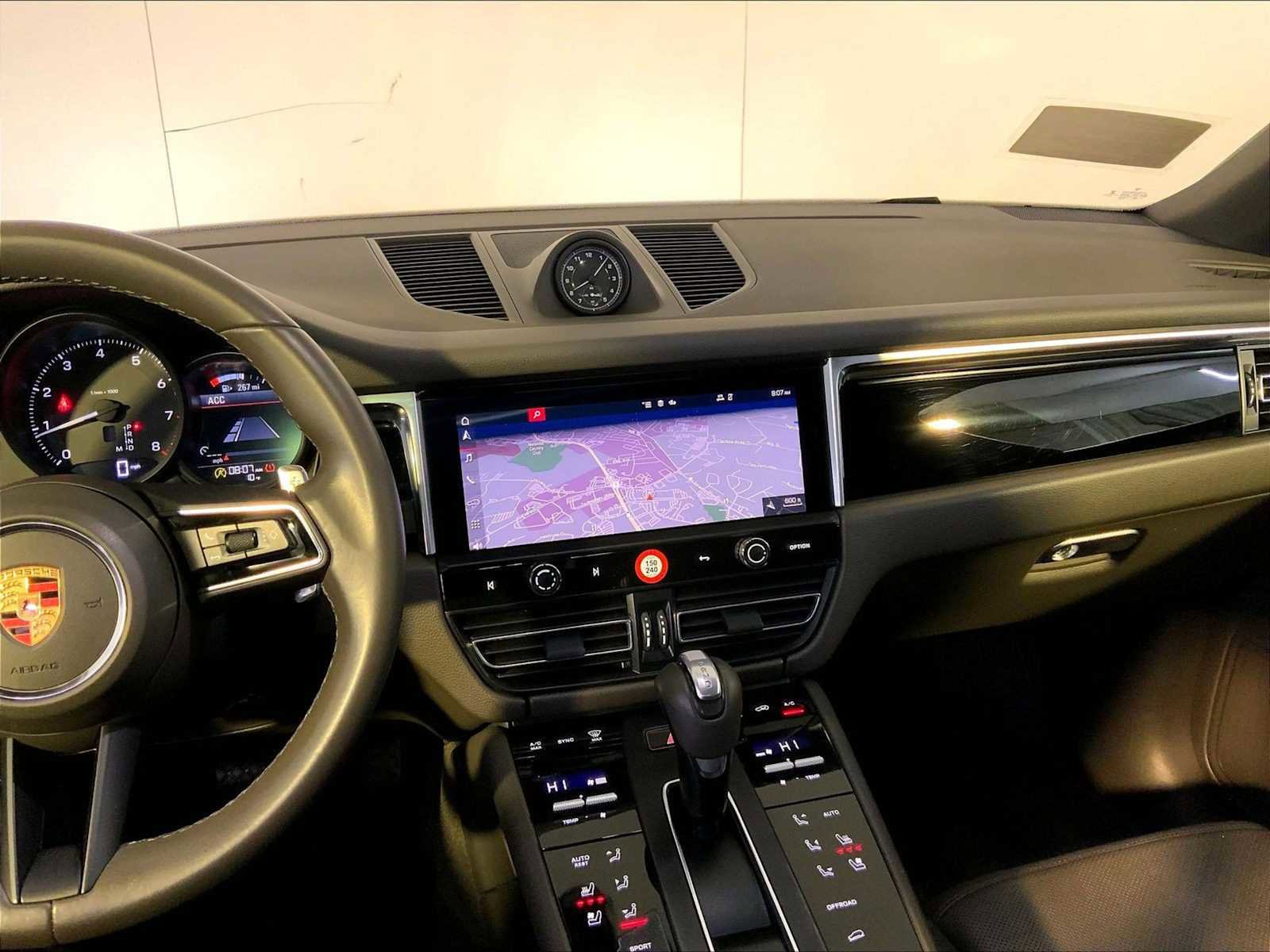 Certified 2023 Porsche Macan image 16