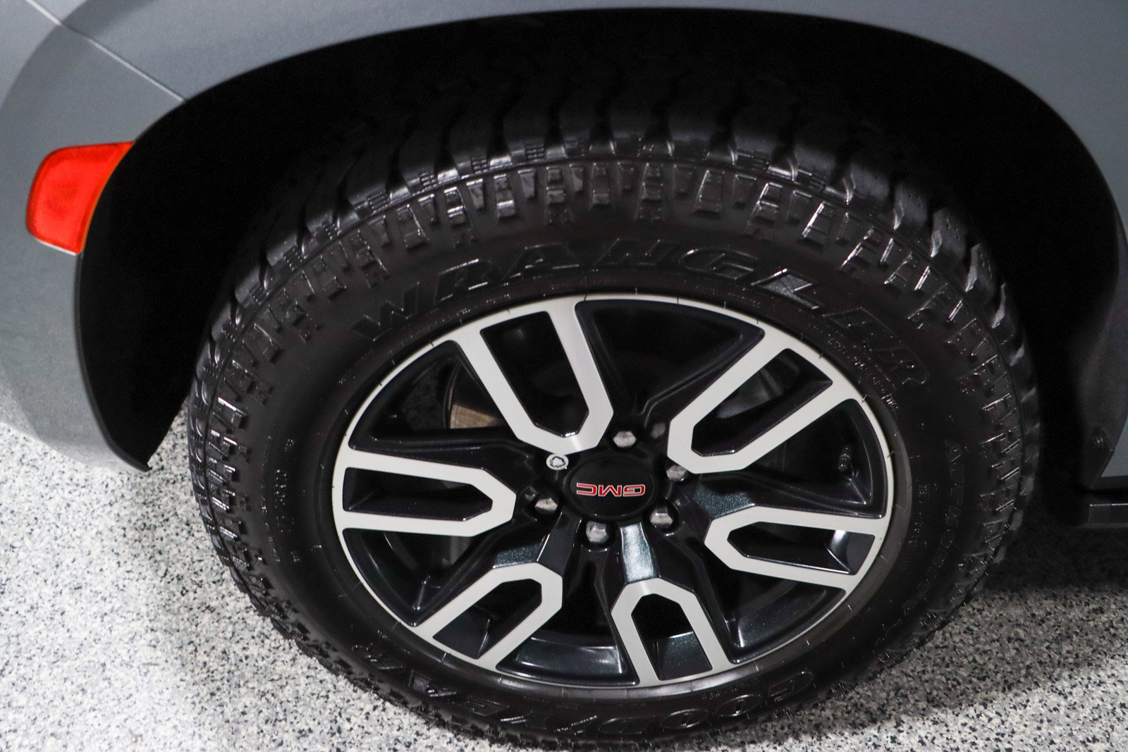Used 2023 GMC Yukon AT4 AWD/4WD image 11