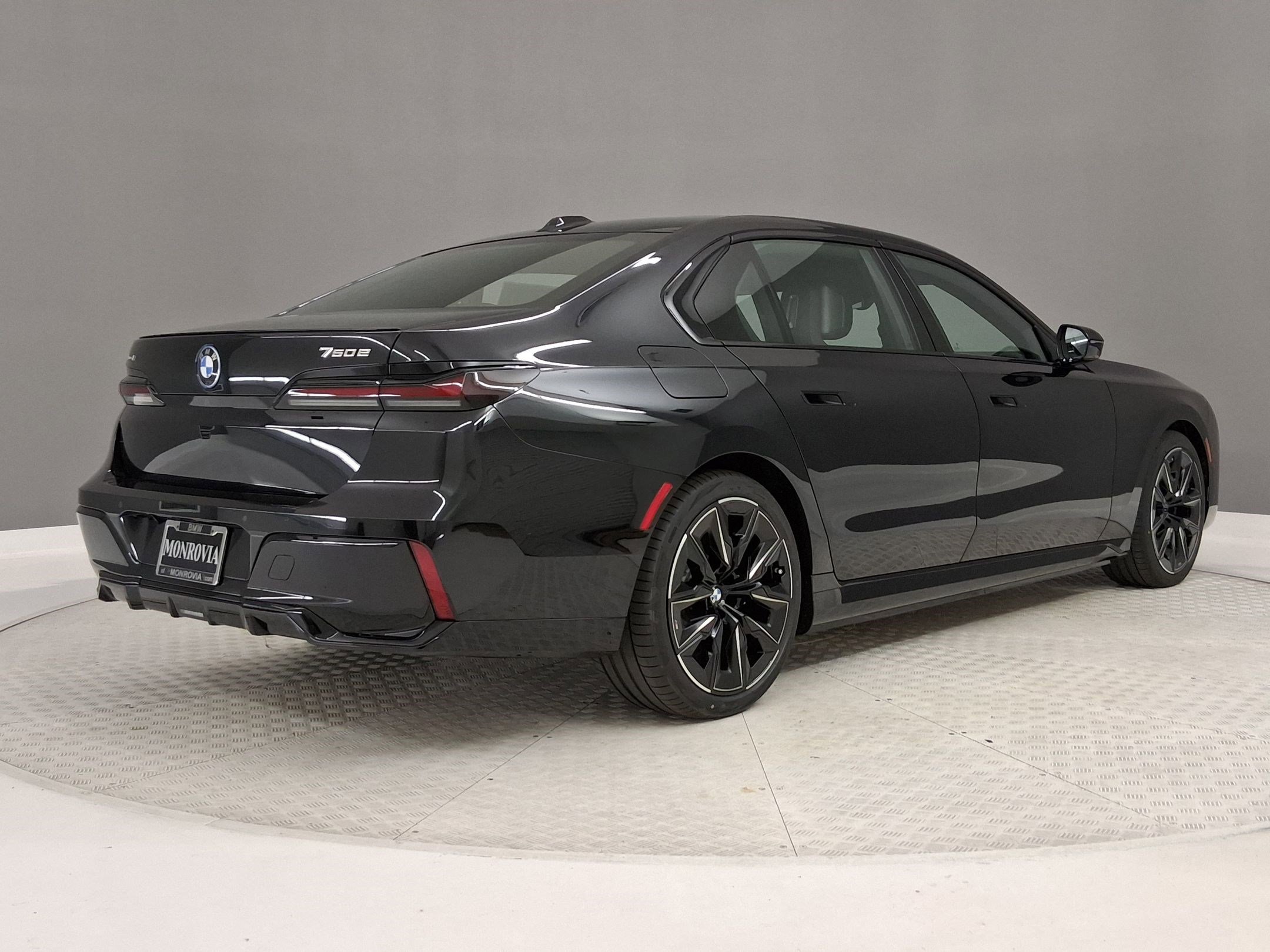 New 2026 BMW 750e xDrive w/ Premium Package AWD/4WD image 7