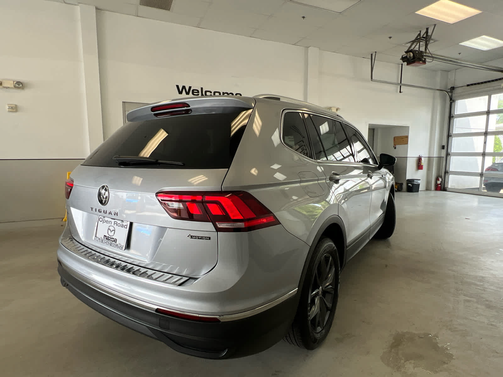 Used 2023 Volkswagen Tiguan SE w/ Panoramic Sunroof Package AWD/4WD image 6