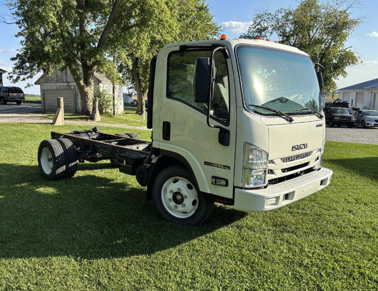 Used 2019 Isuzu NPR image 10