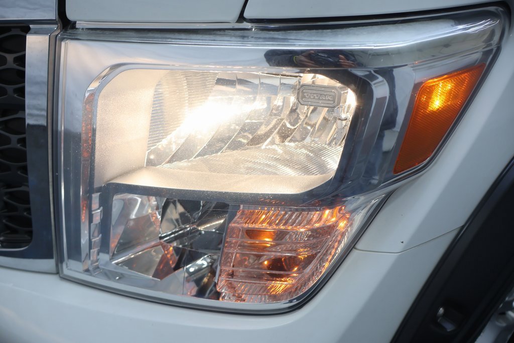 Used 2018 Nissan Titan SV image 22