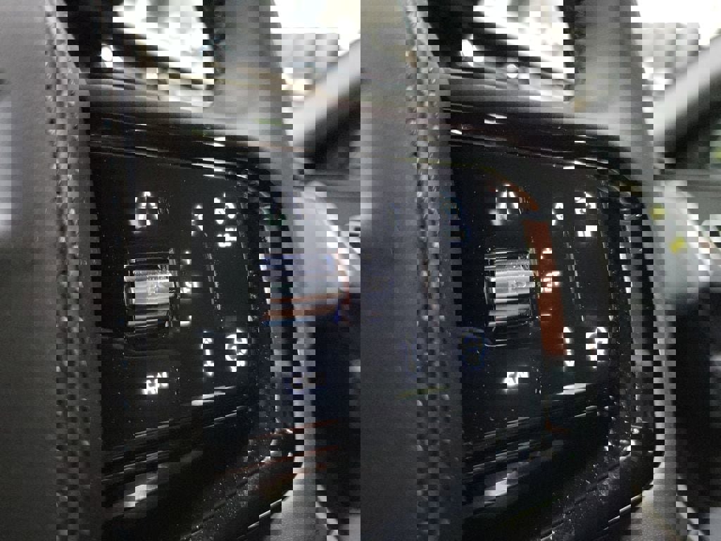 New 2026 Land Rover Range Rover Velar Dynamic SE image 16