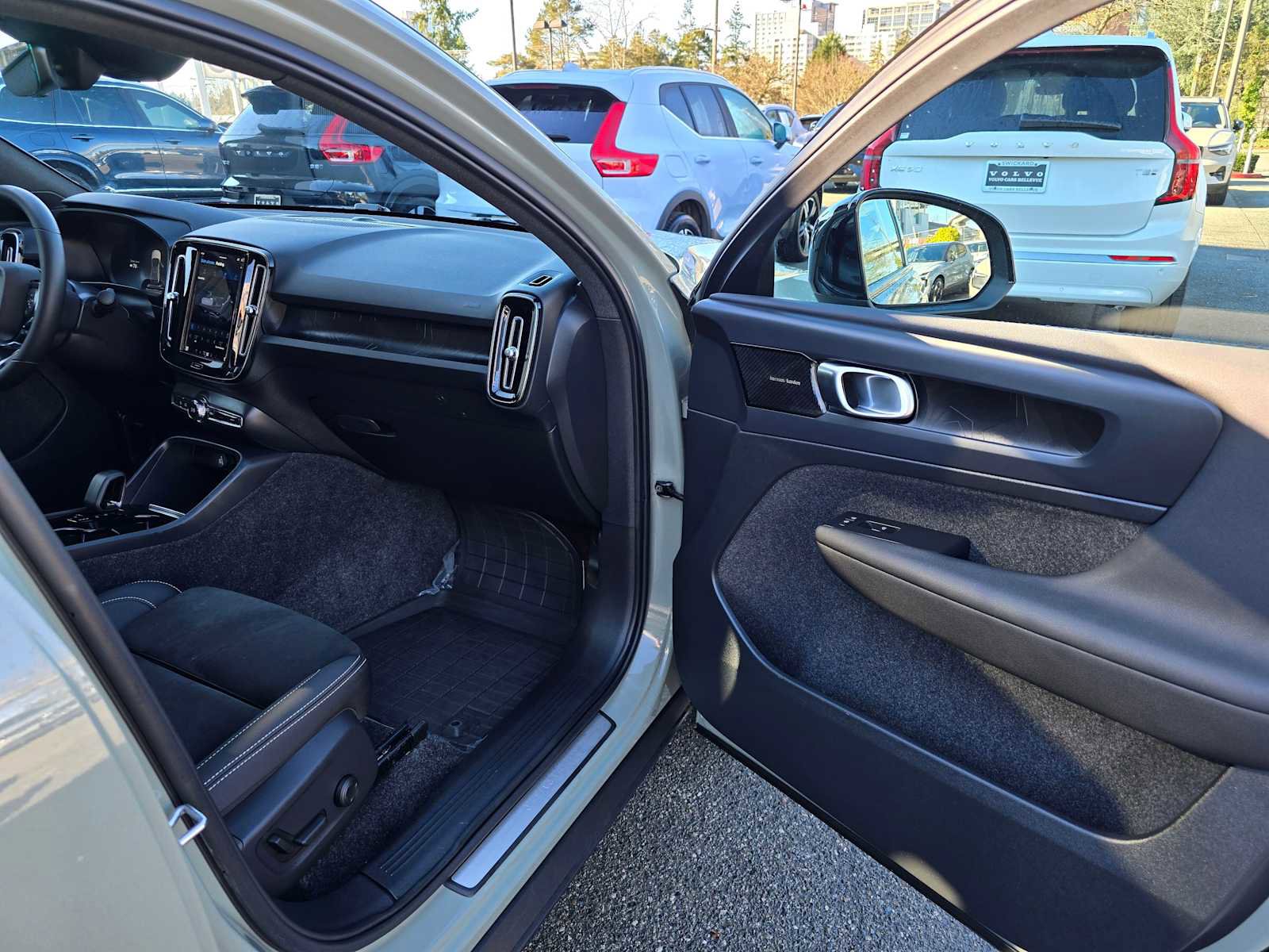 Used 2023 Volvo C40 P8 Recharge Ultimate w/ Protection Package Premier image 10