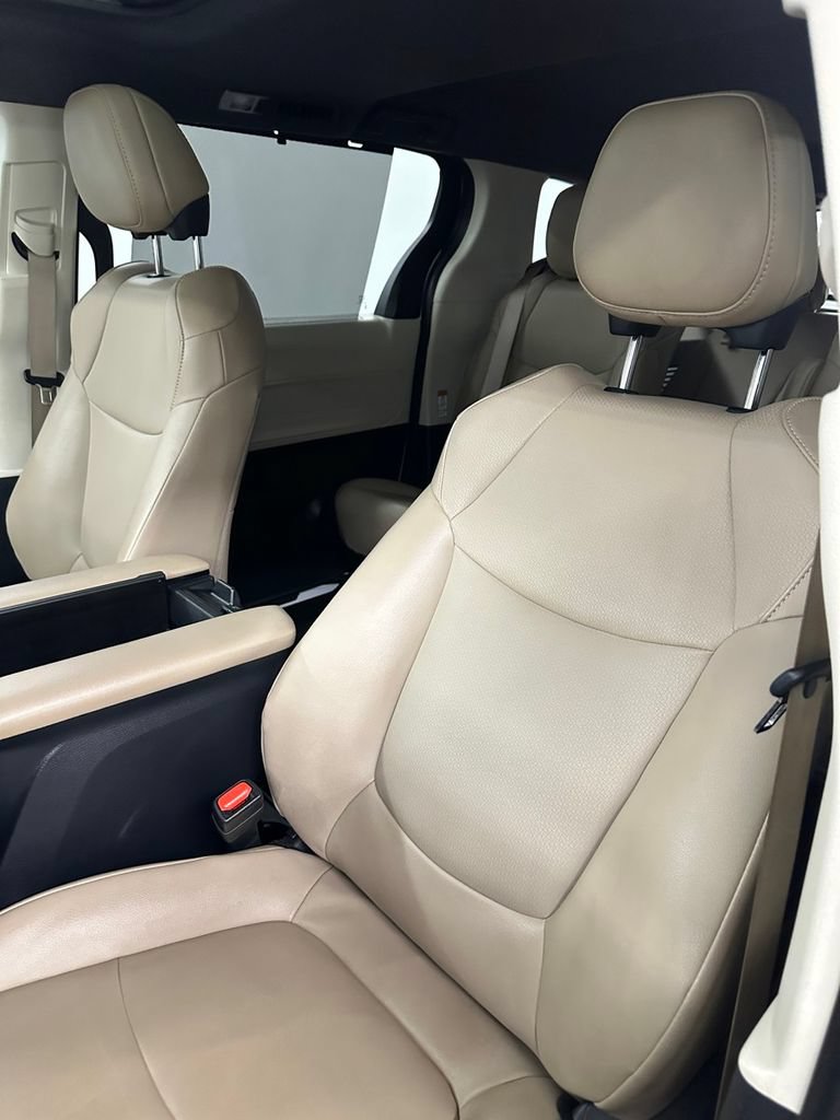 Used 2022 Toyota Sienna XLE w/ XLE Plus Package FWD image 13