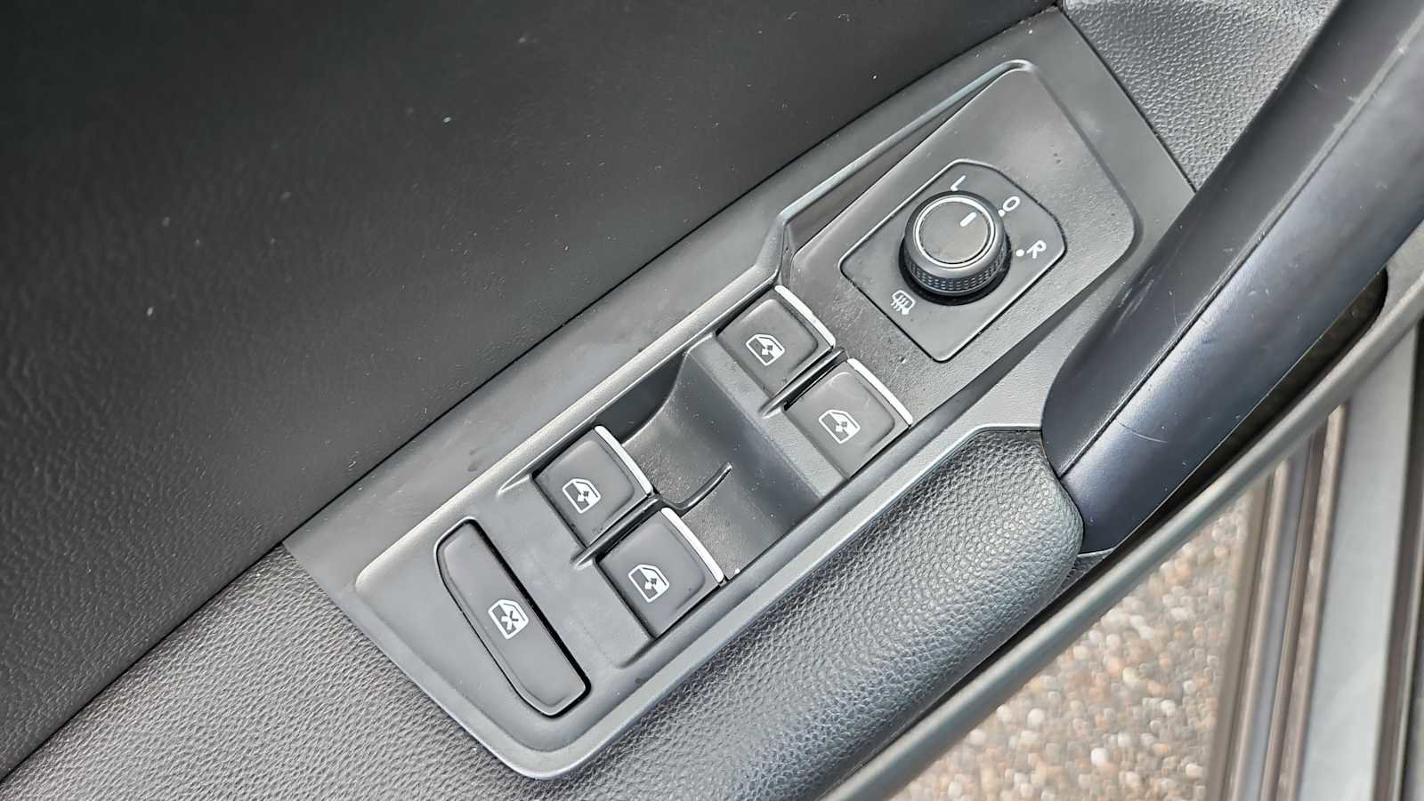 Used 2021 Volkswagen Tiguan SE w/ Panoramic Sunroof Package image 15