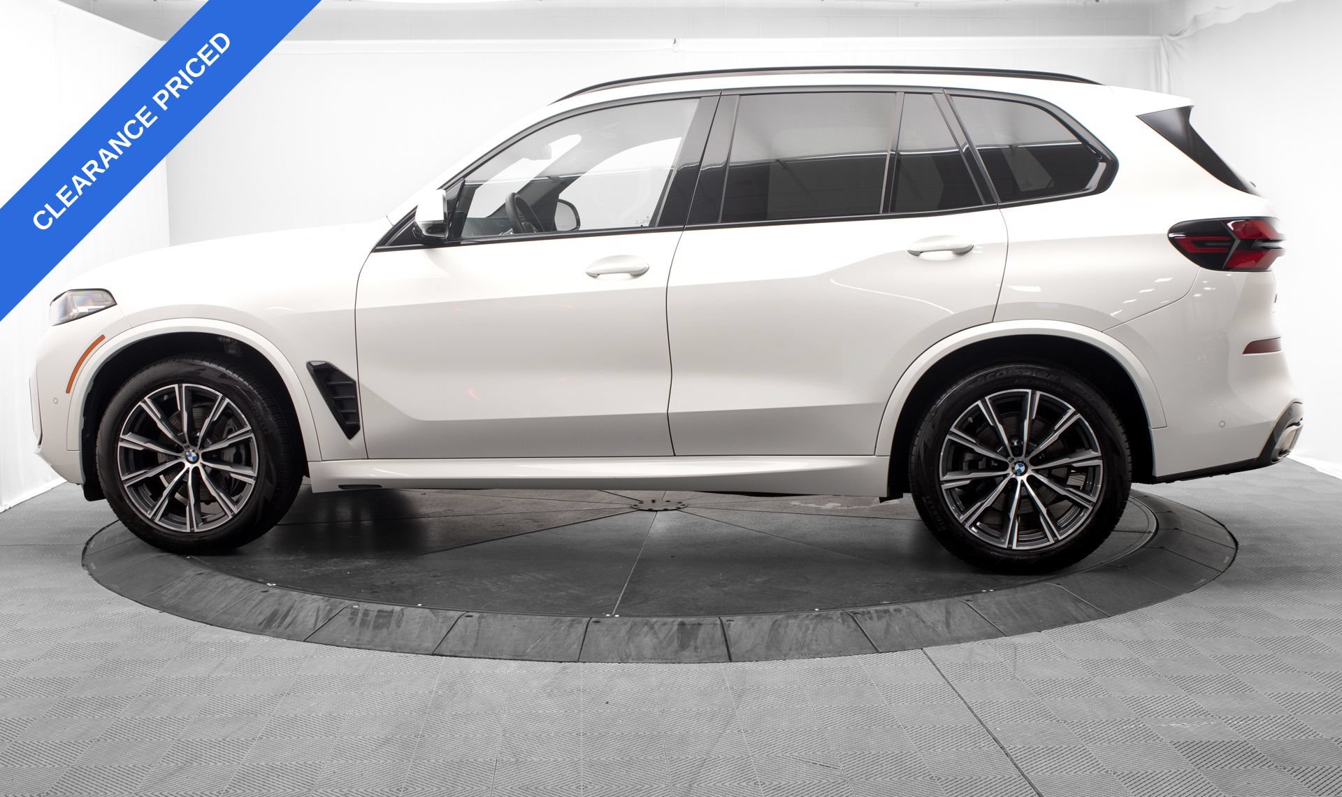Used 2024 BMW X5 xDrive40i w/ M Sport Package AWD/4WD image 4