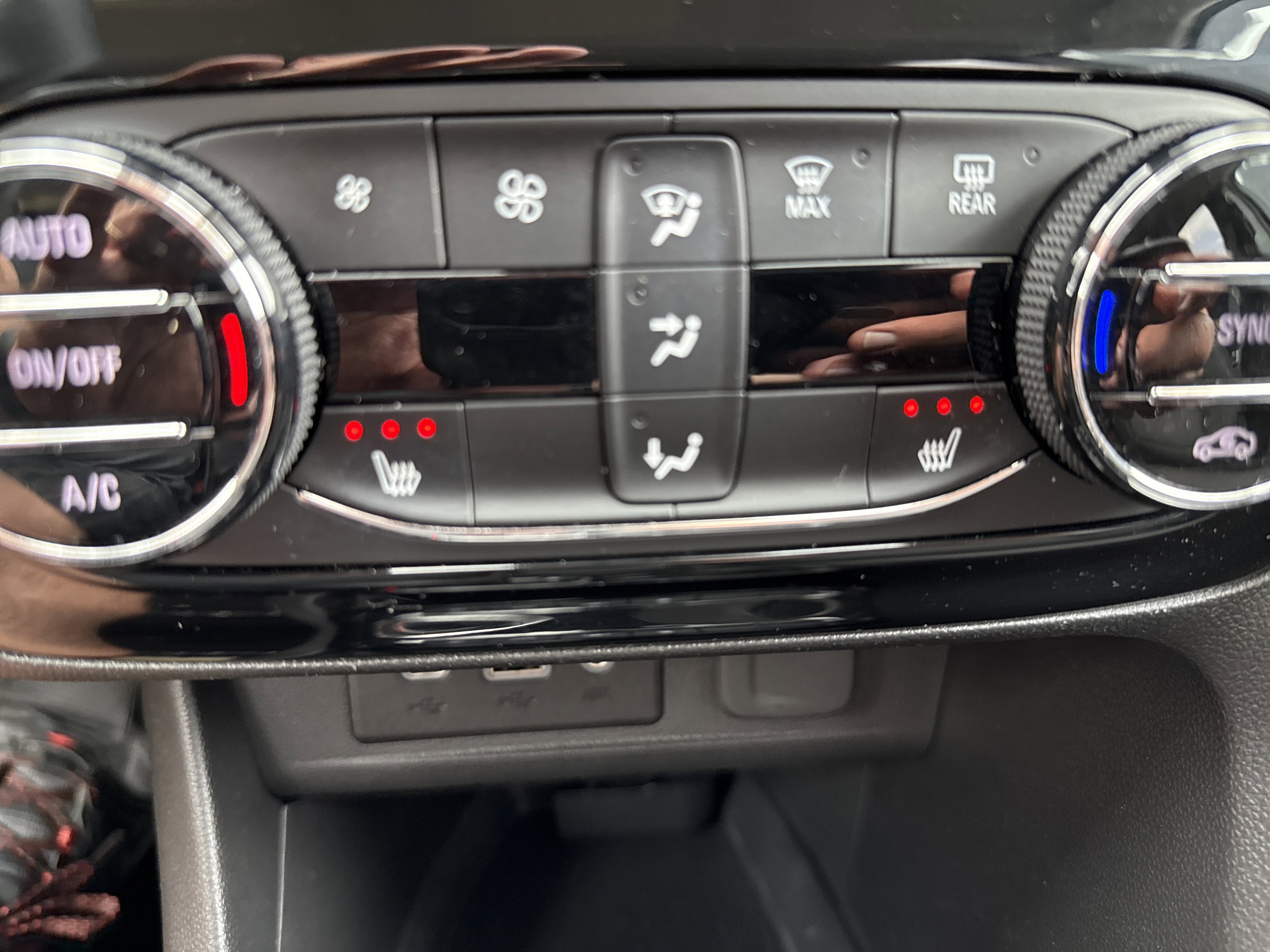 Used 2022 Buick Encore GX Select AWD/4WD image 27