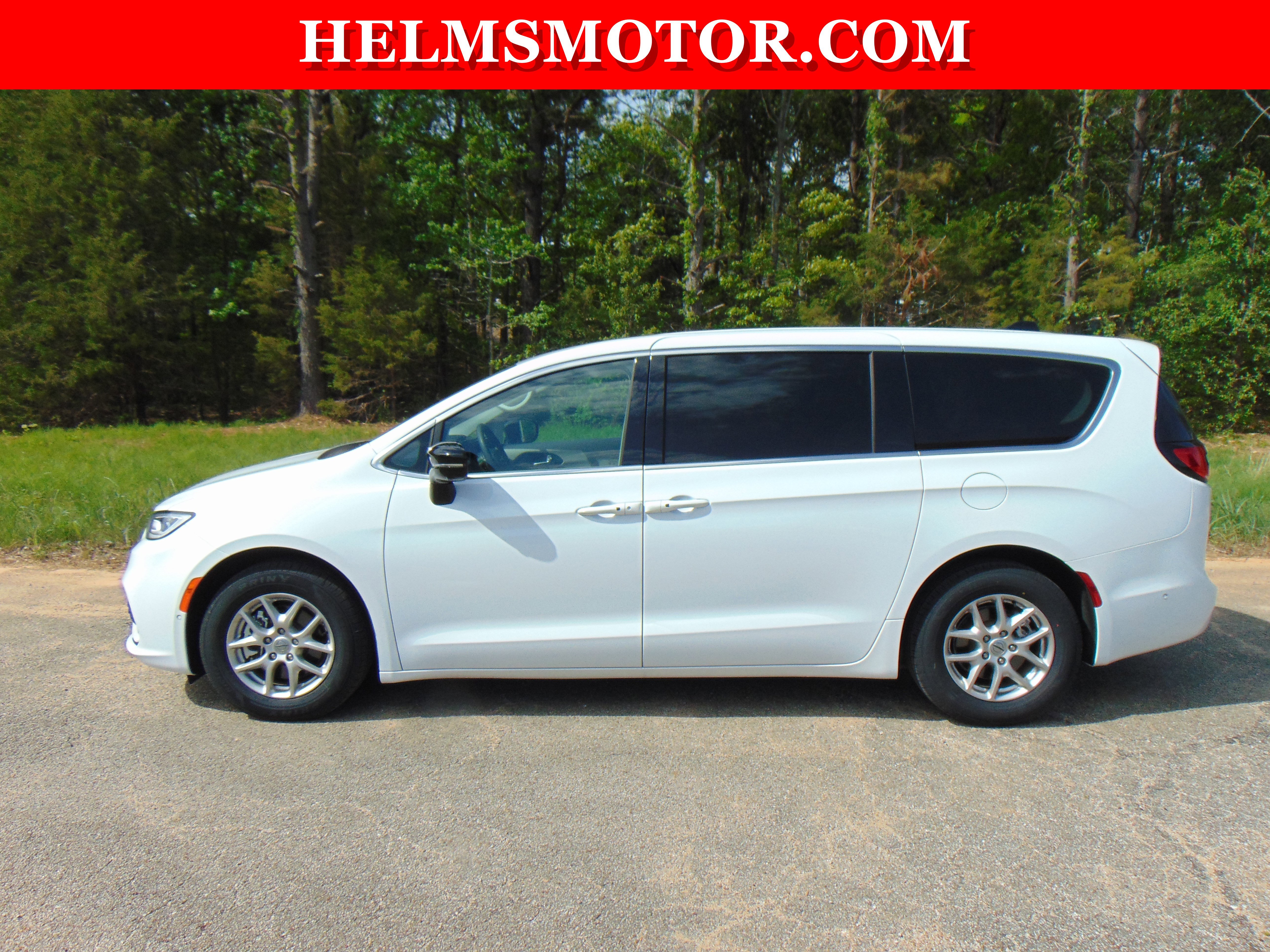 Certified 2024 Chrysler Pacifica Touring-L FWD image 1