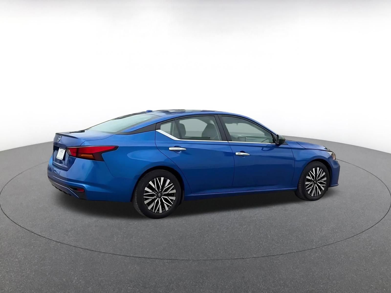 Used 2025 Nissan Altima 2.5 SV FWD image 15