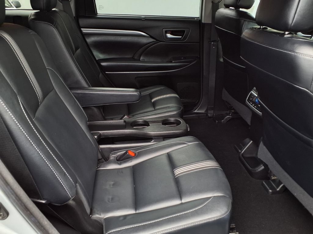Certified 2018 Toyota Highlander SE FWD image 35