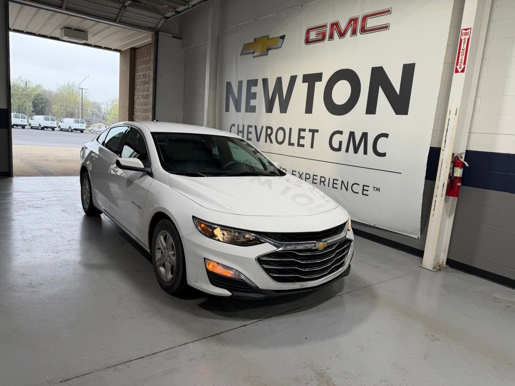 Used 2022 Chevrolet Malibu LS image 2