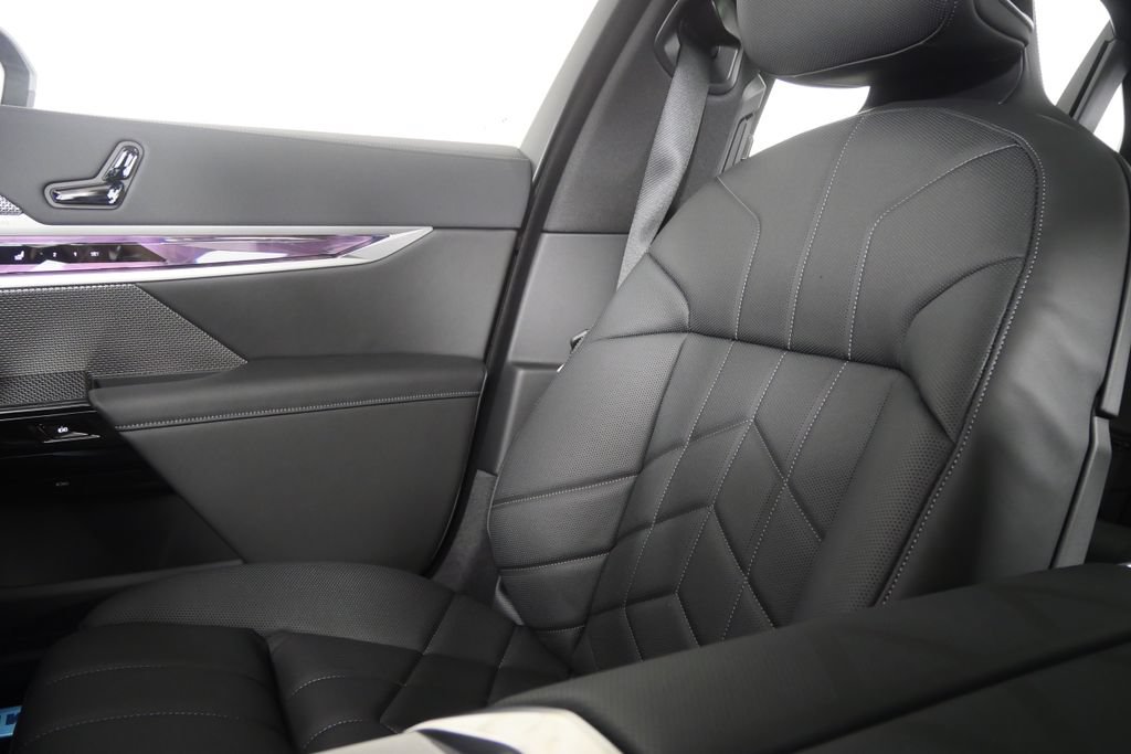 Used 2026 BMW i7 eDrive50 w/ M Sport Package RWD image 25