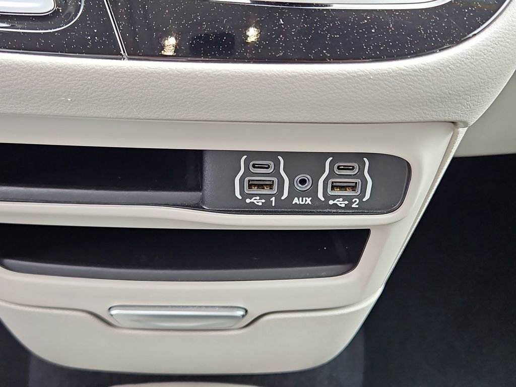 Used 2023 Chrysler Pacifica Touring-L image 19
