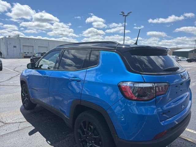 Used 2023 Jeep Compass Latitude w/ Sun and Sound Group AWD/4WD image 11