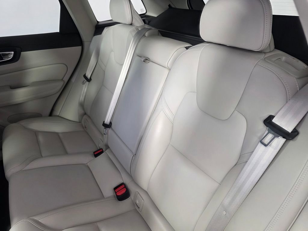 Used 2022 Volvo XC60 B5 Inscription w/ Protection Package Premier image 16