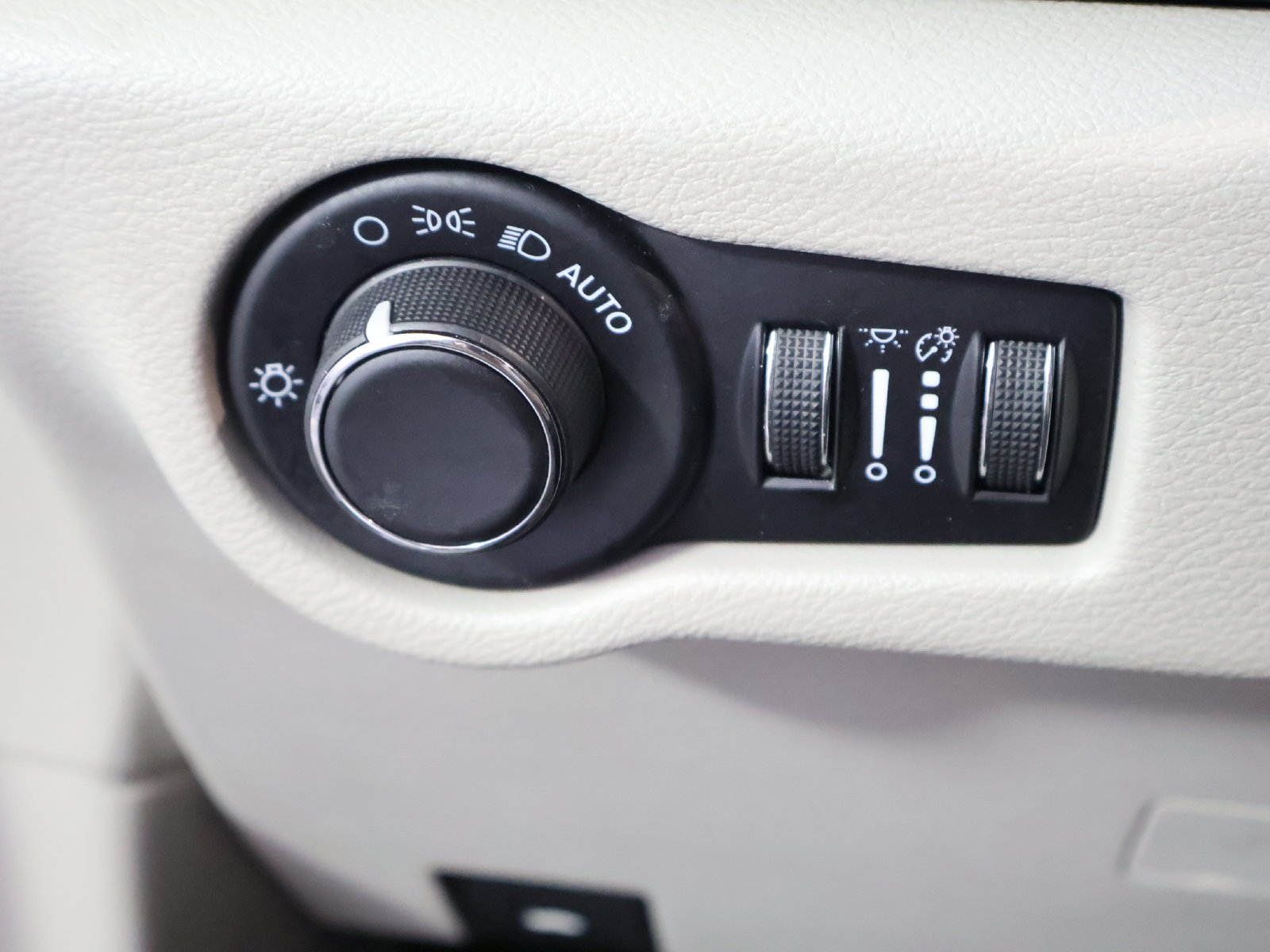 Used 2023 Chrysler Voyager LX FWD image 36