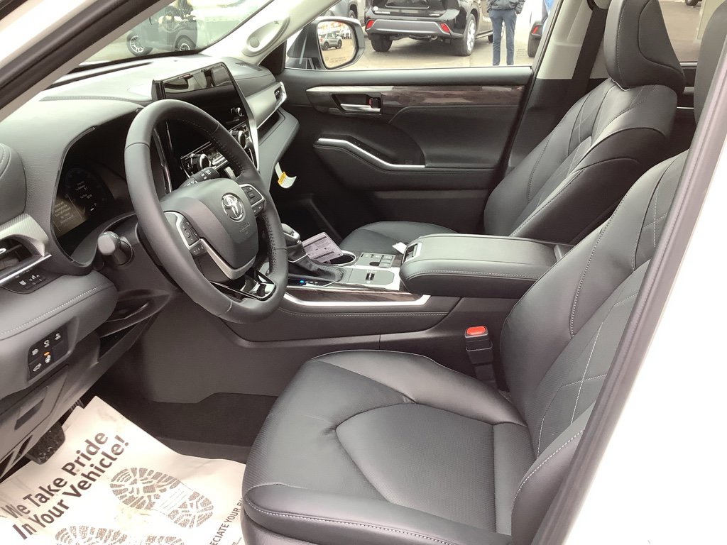 New 2026 Toyota Highlander Platinum image 12