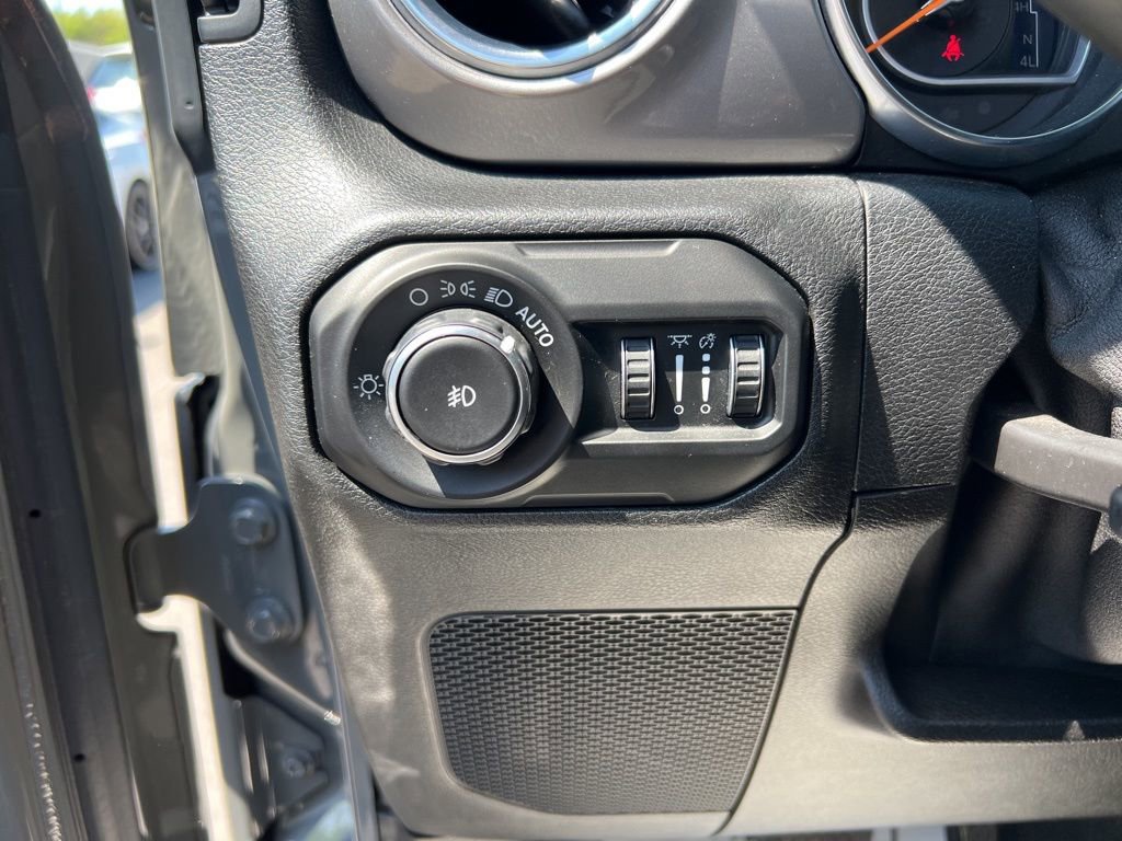 Used 2021 Jeep Wrangler Unlimited Sahara w/ Uconnect 4C Nav & Sound Group AWD/4WD image 33