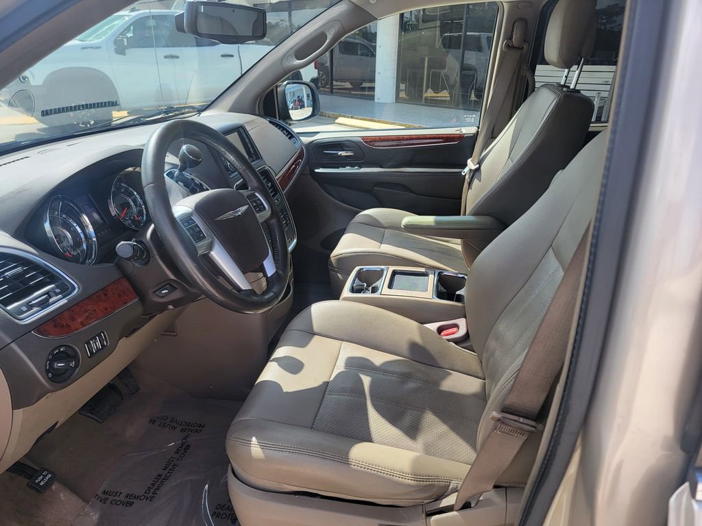 Used 2013 Chrysler Town & Country Touring-L w/ Entertainment Group #2 FWD image 11