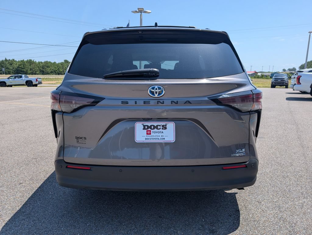 Used 2024 Toyota Sienna XLE FWD image 4