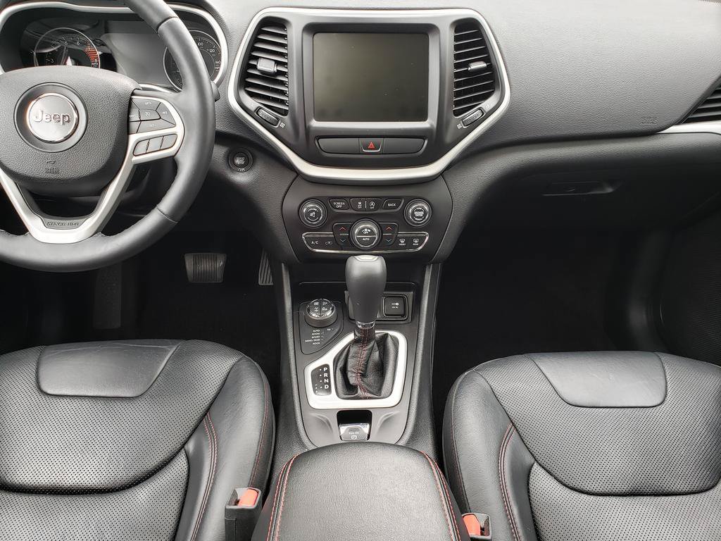 Used 2017 Jeep Cherokee Trailhawk AWD/4WD image 13