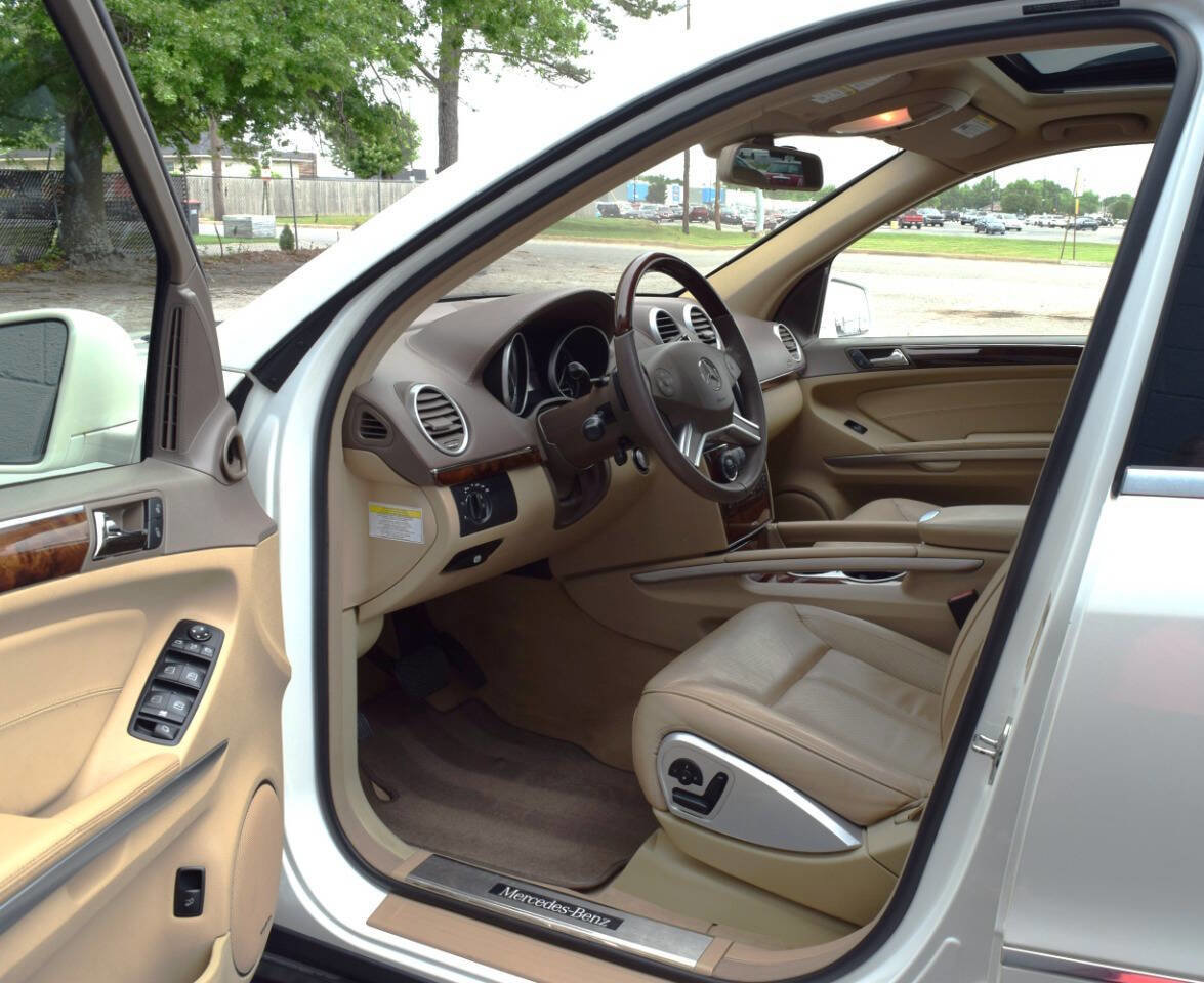 Used 2011 Mercedes-Benz GL 550 4MATIC image 2