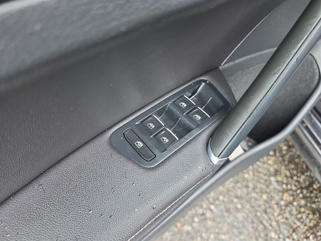 Used 2019 Volkswagen Golf R 4-Door image 26