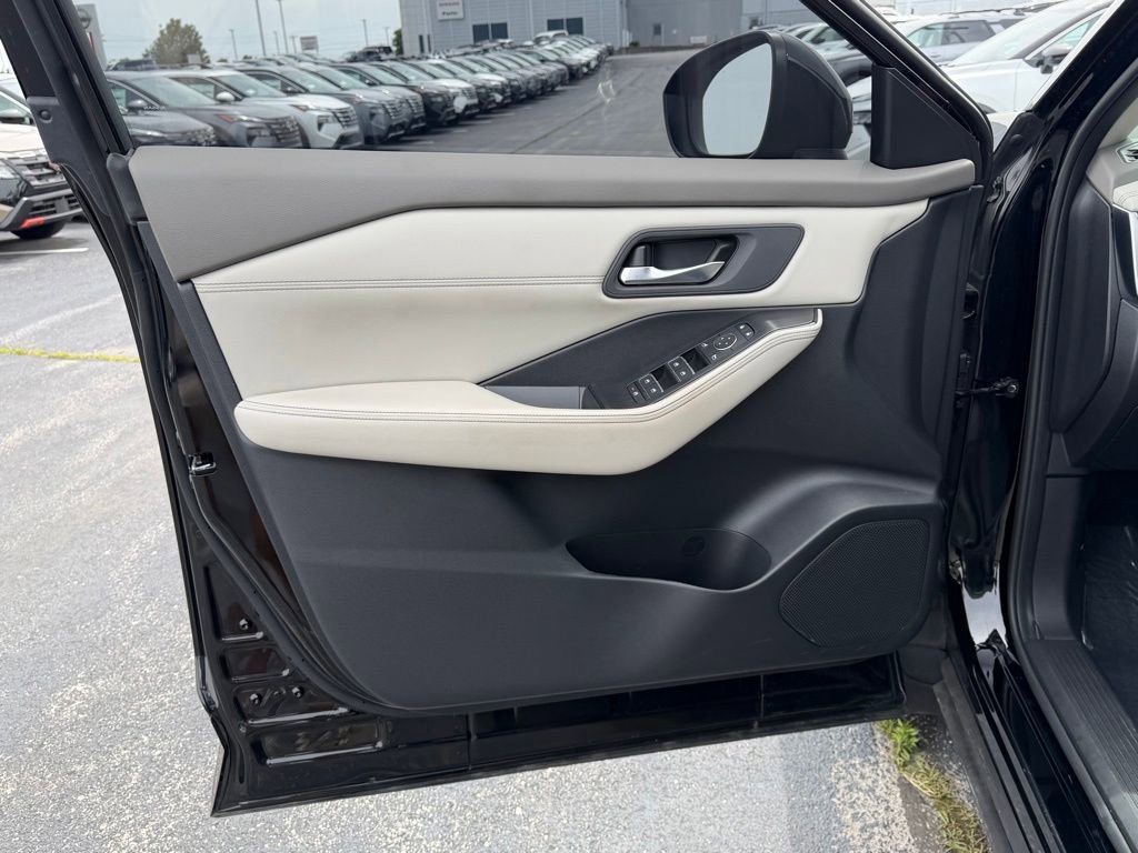 Used 2025 Nissan Rogue SL FWD image 13