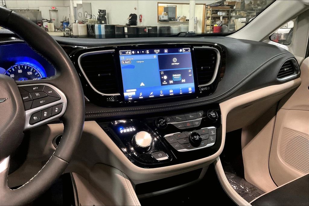 Used 2023 Chrysler Pacifica Limited image 6