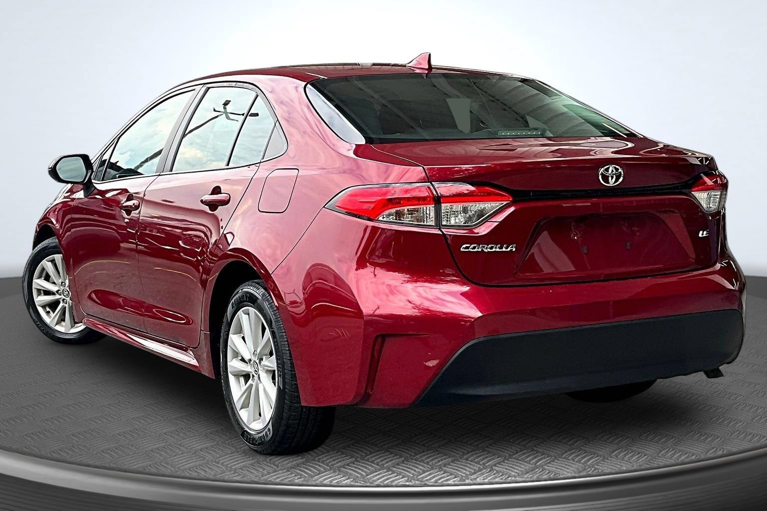 Used 2023 Toyota Corolla LE w/ LE Convenience Package FWD image 3