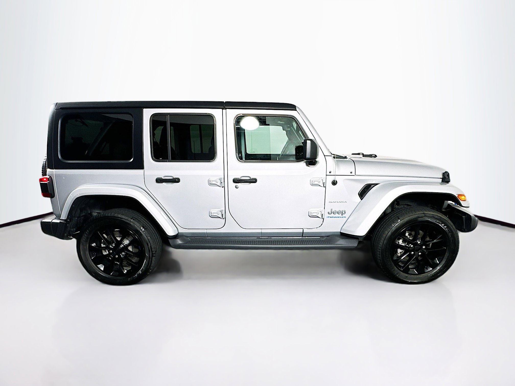 Used 2023 Jeep Wrangler Unlimited Sahara w/ Cold Weather Group AWD/4WD image 10