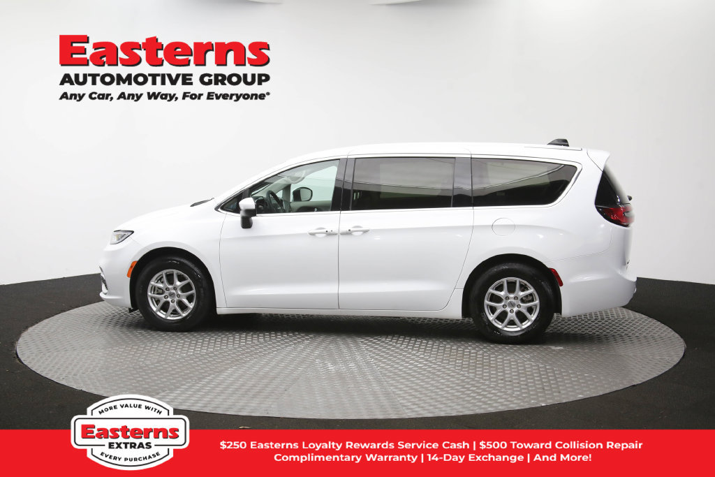 Used 2023 Chrysler Pacifica Touring-L FWD image 63