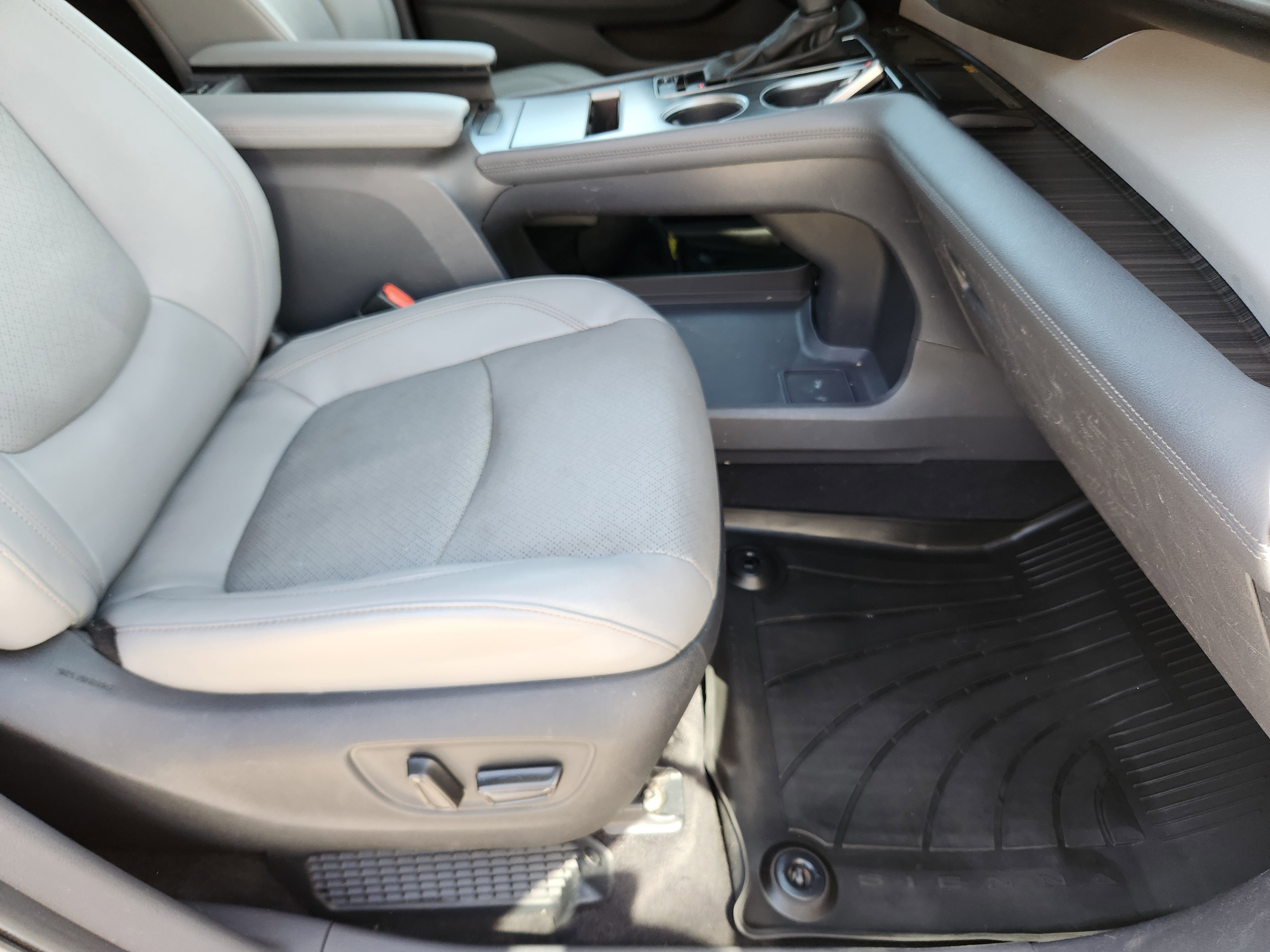 Used 2023 Toyota Sienna Limited image 17