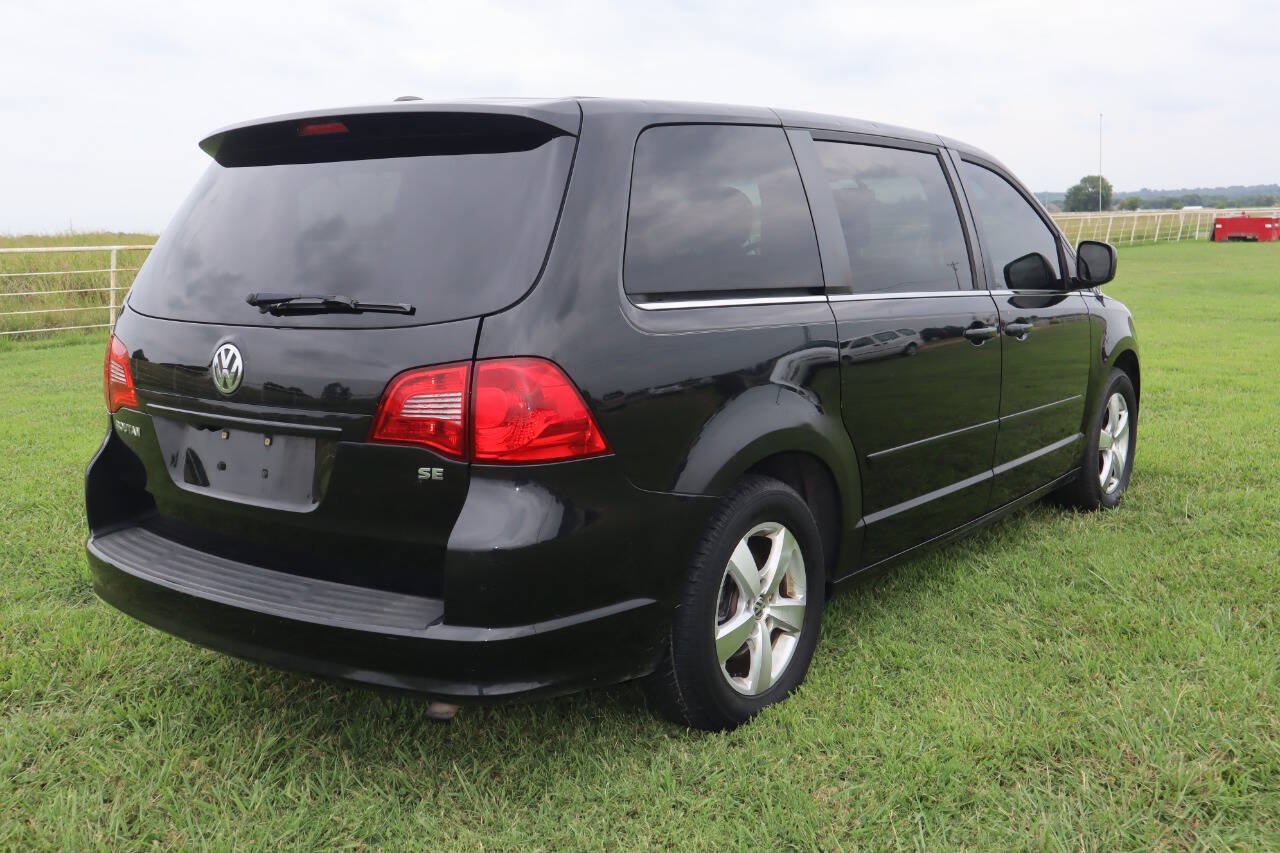 Used 2010 Volkswagen Routan SE FWD image 2