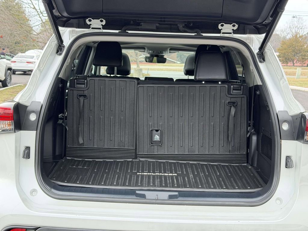 Used 2022 Toyota Highlander XLE image 14