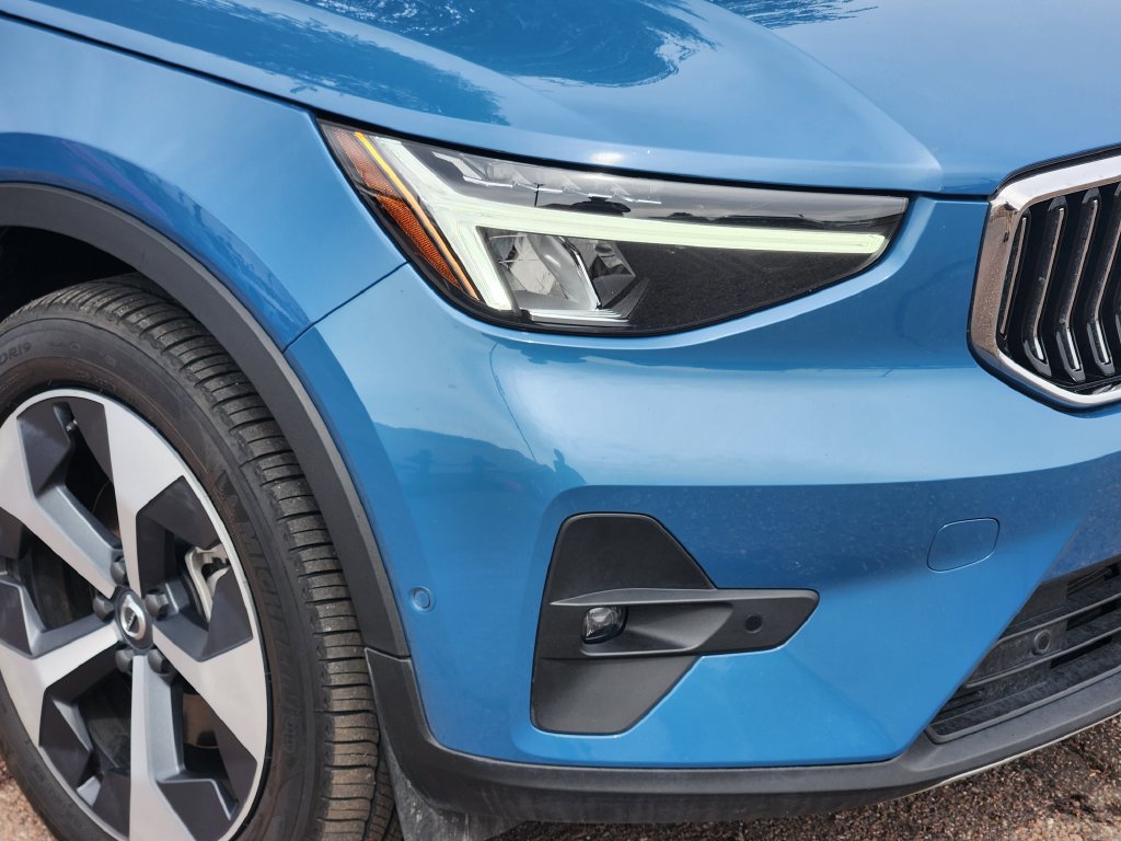 Used 2025 Volvo XC40 B5 Plus AWD/4WD image 28
