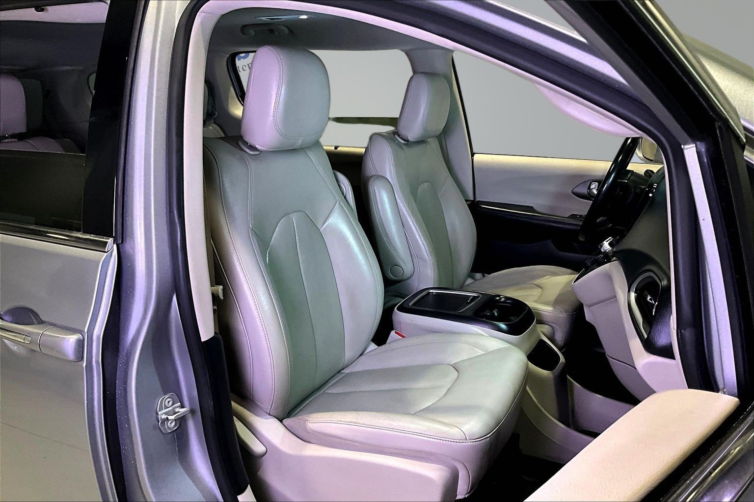 Used 2021 Chrysler Pacifica Touring-L FWD image 30