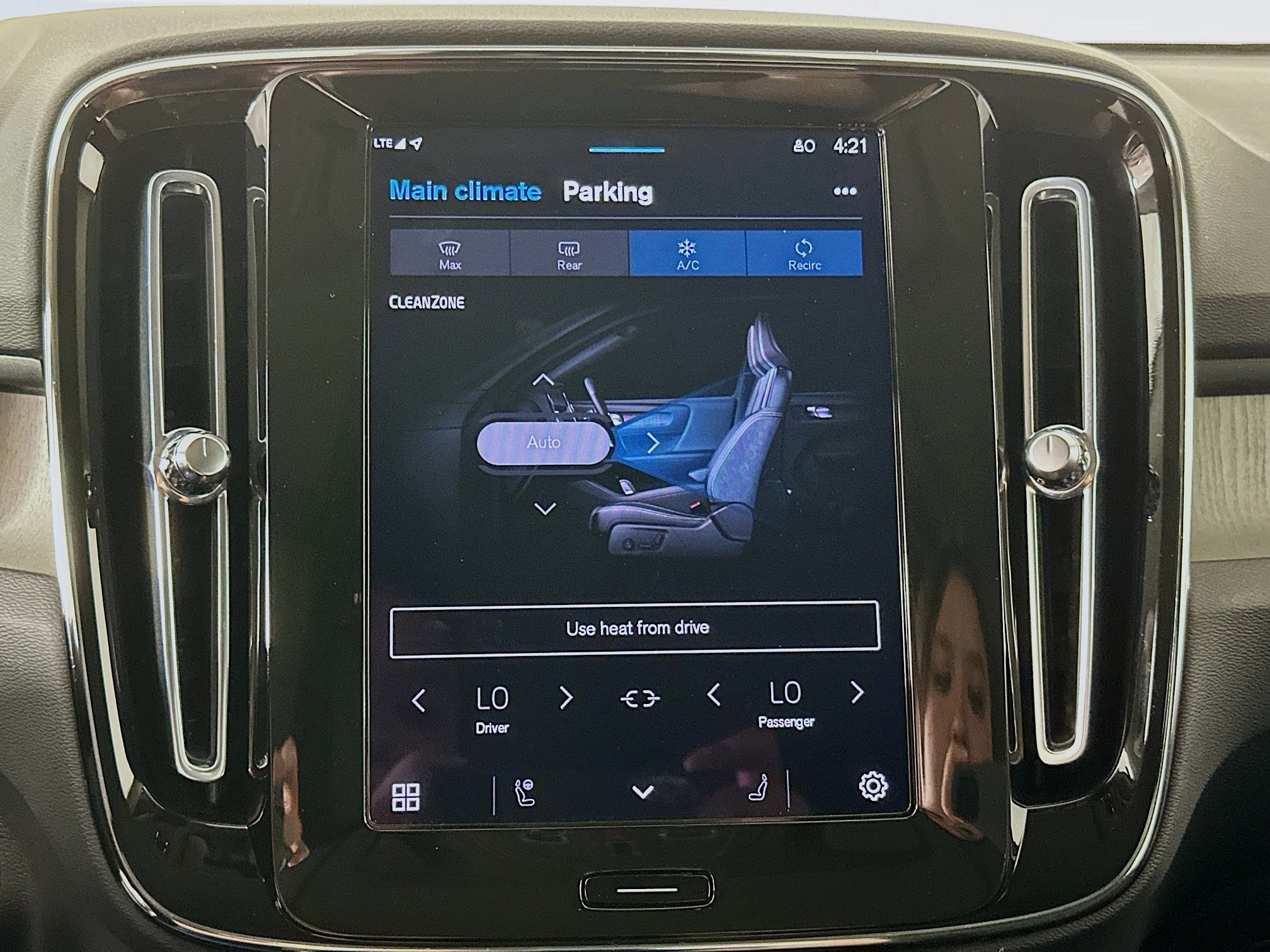 Used 2025 Volvo XC40 B5 Plus image 24