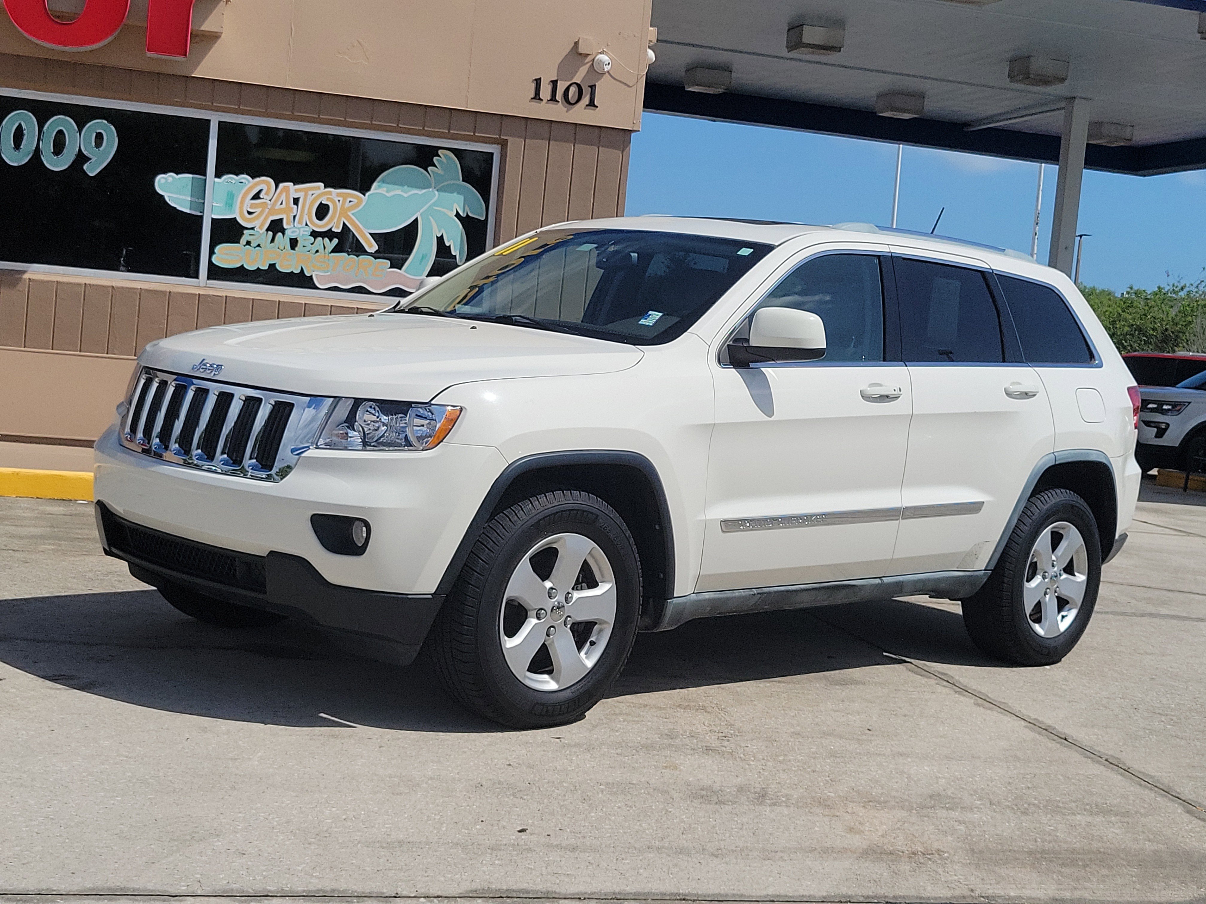 Used 2011 Jeep Grand Cherokee Laredo image 2