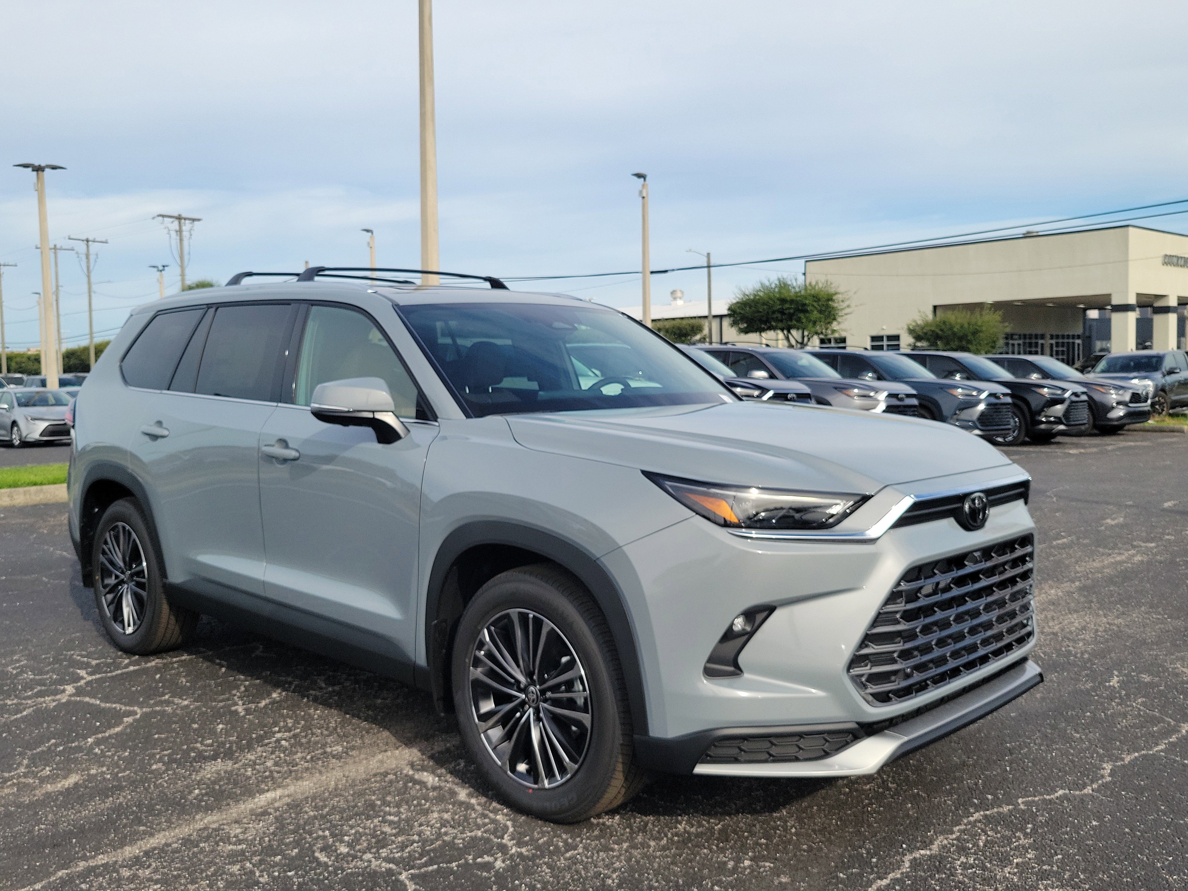 New 2026 Toyota Grand Highlander AWD Hybrid image 2