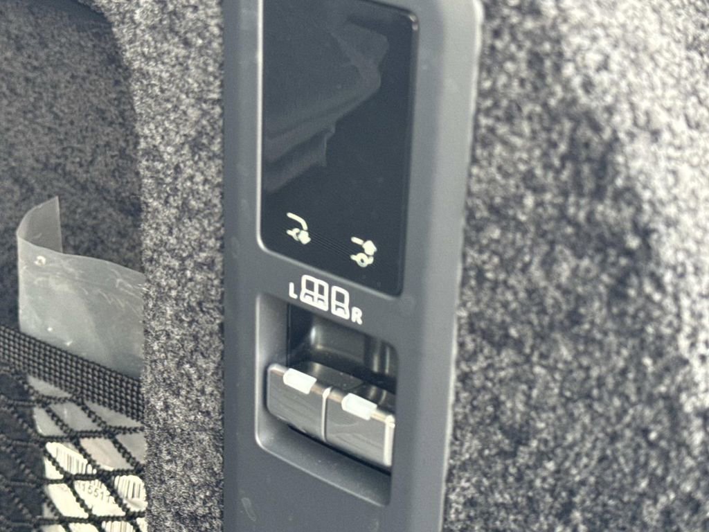 Certified 2025 Land Rover Range Rover SE image 7