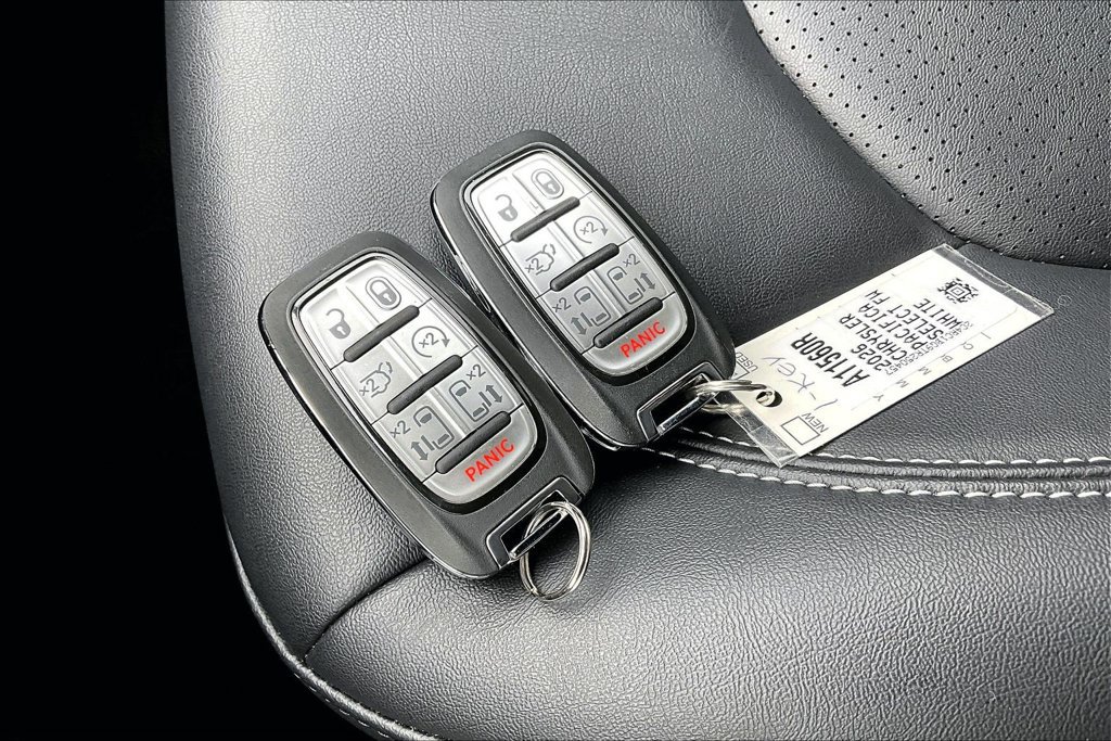 Used 2026 Chrysler Pacifica Select FWD image 27