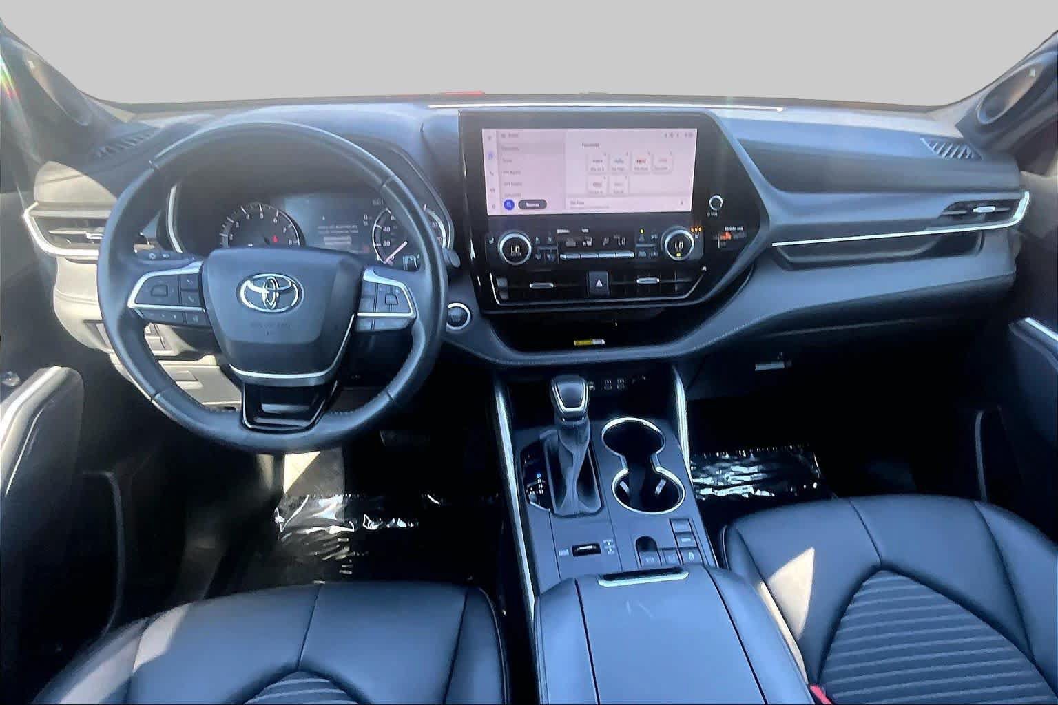 Used 2024 Toyota Highlander XSE FWD image 16