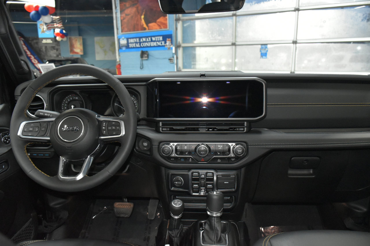 Used 2024 Jeep Wrangler Unlimited Sahara w/ Technology Group image 32