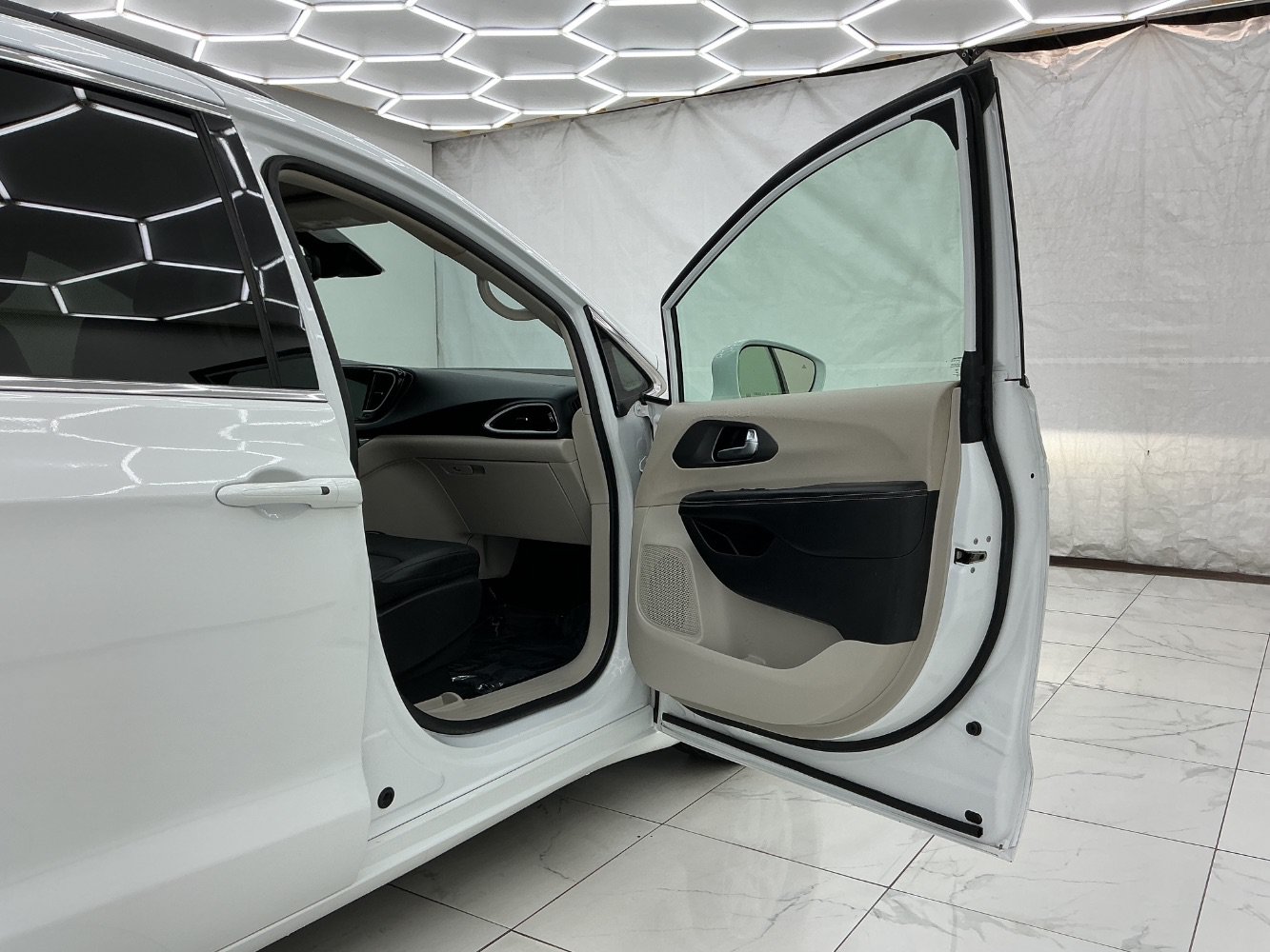 Used 2022 Chrysler Pacifica Touring-L FWD image 17